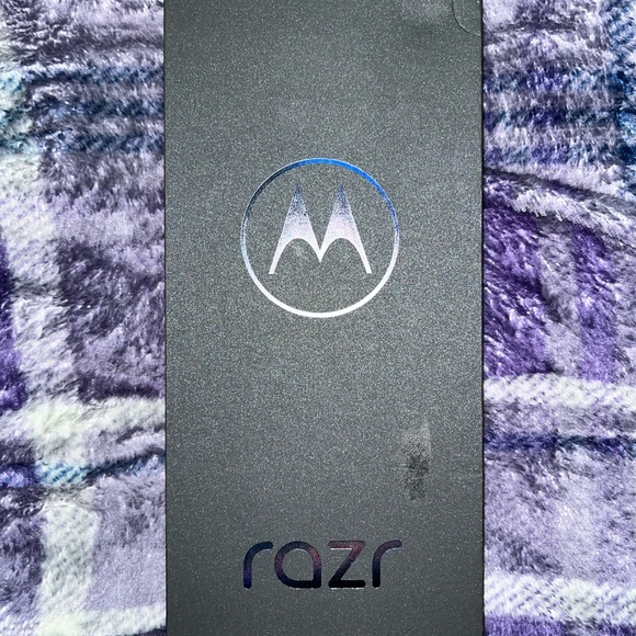 Like new + unlocked Moto Razr 2024 (256GB) & Temper glass phone case!!